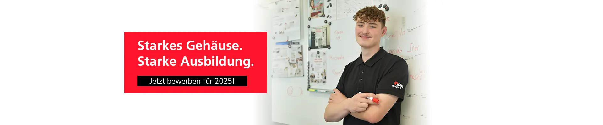 Auszubildender steht vor einem Whiteboard mit den Armen verschränkt und einem Stift in der Hand. Er lacht in die Kamera. Links daneben ist ein Feld mit der Schrift Starkes Gehäuse. Starke Ausbildung. Jetzt bewerben für 2025.